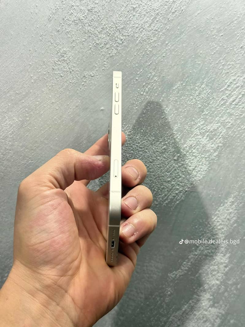 Apple iPhone 12 4