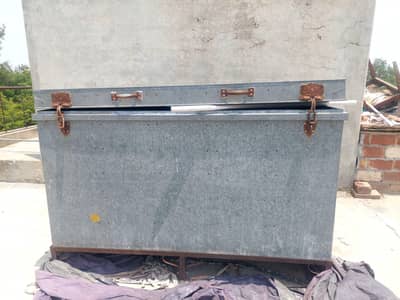 Iron Trunk with stand/ Peti with stand for sale in good condition
