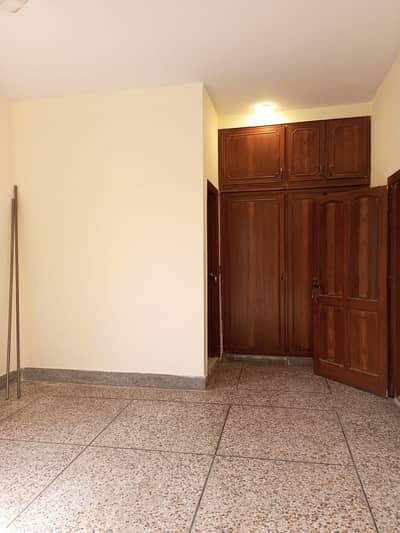 F-10 Upper VIP Ideal Portion Separate Entrance Separate Meter All Facilities Available