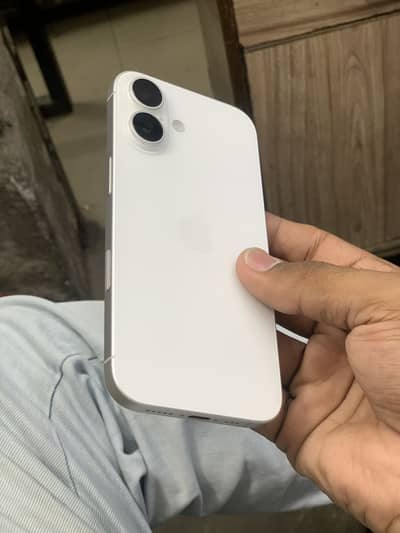 Apple iPhone 16