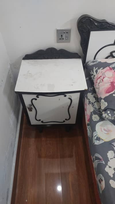 2 SITE TABLE WITH BED