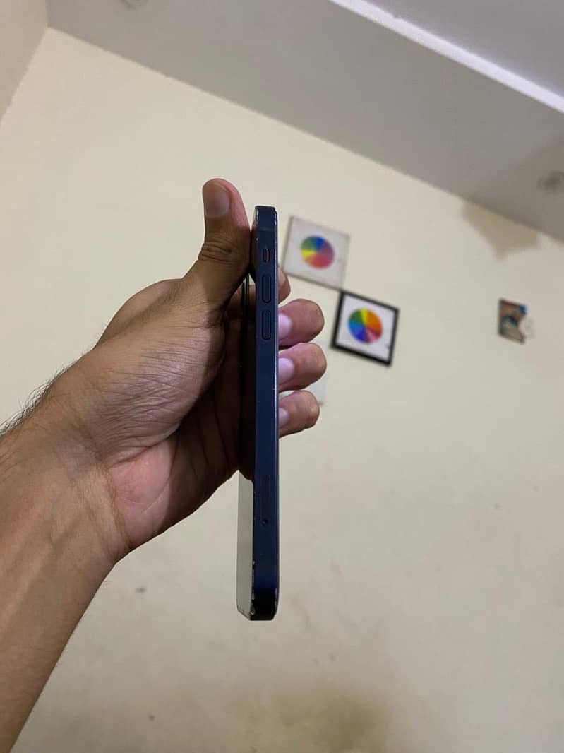 Apple iPhone 12 4