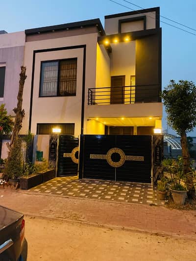5 Marla Used House Offers A Premium Lifestyle In The Heart Of Bahria Town Lahore. Designed For Those Who Appreciate Luxury And Comfort.