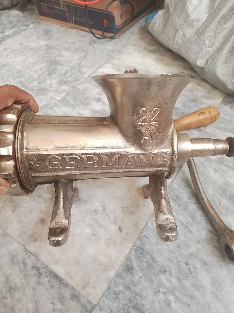 meat grinder 1
