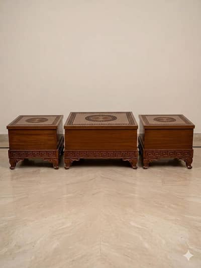 set of Center table with 2 chairs in good condition