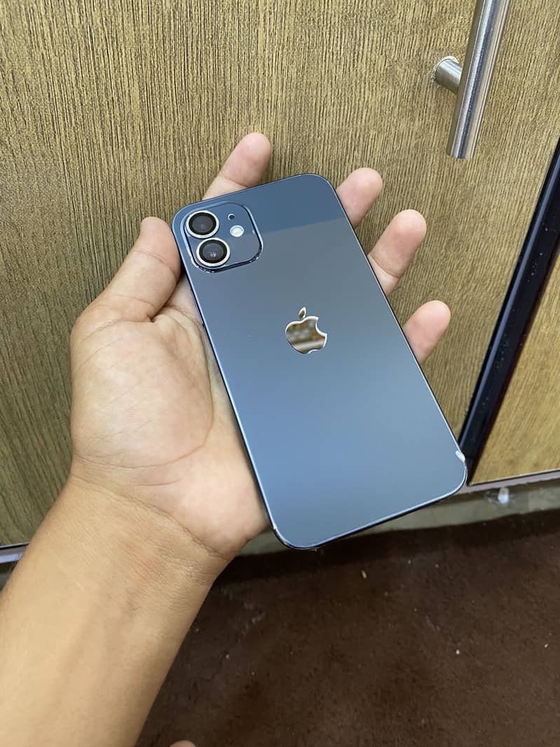 Apple iPhone 12 4