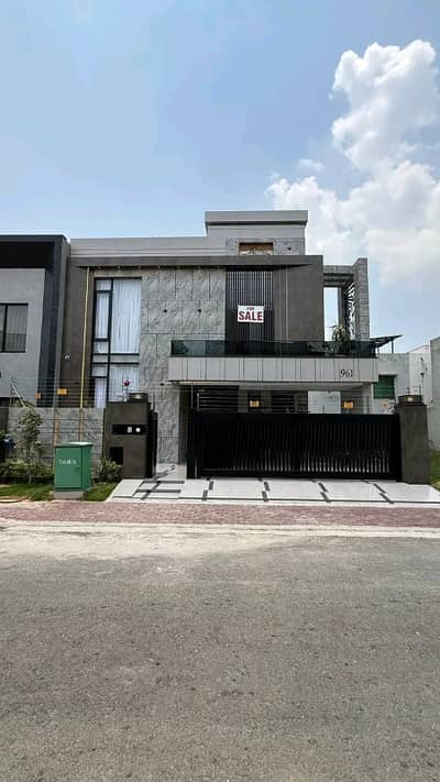 10 Marla Luxury House is Available for Rent in Bahria Town Lahore