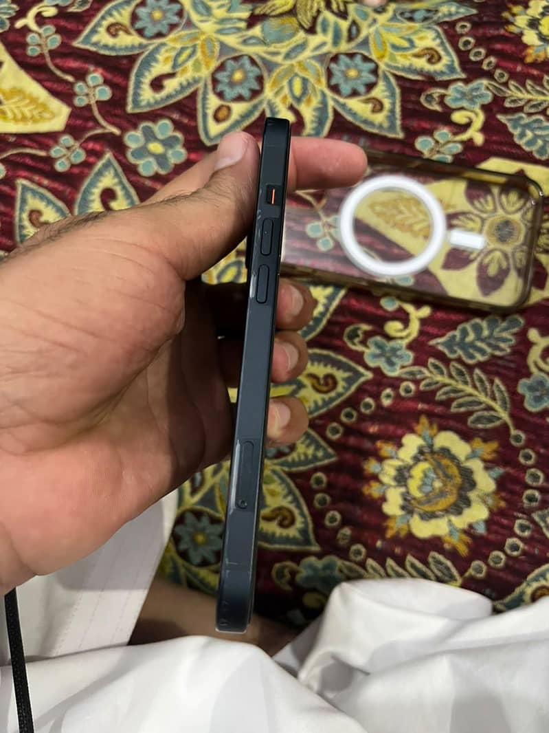 Apple iPhone 13 5