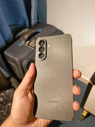 100% BRAND NEW UN TOUCHED SAMSUNG 17 UAE. NONPTA FULL SIM TIME AVAILAB