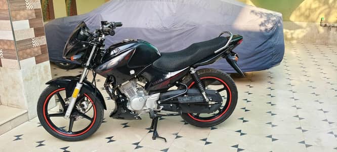 black Yamaha 125 YBR