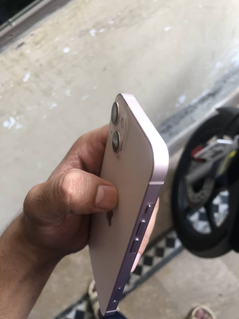 Apple iPhone 13 4