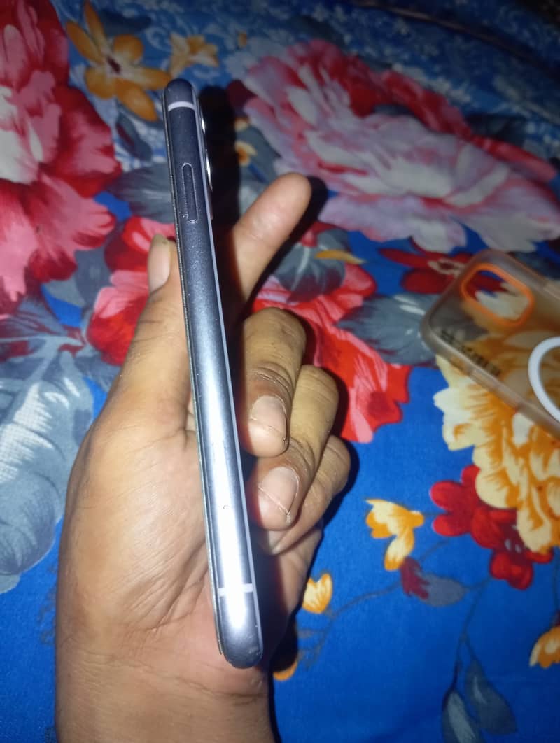 Apple iPhone 11 3