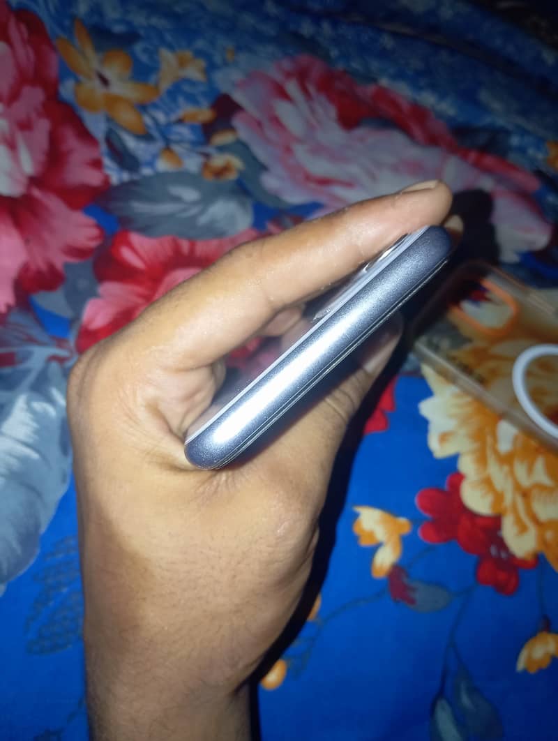 Apple iPhone 11 4