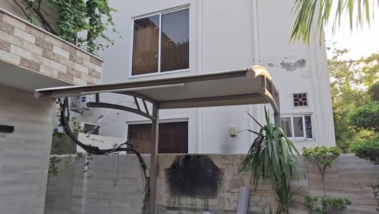shed like new  hight. 9.5. chorai 8 foot wirht 8.5