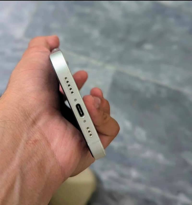 iPhone 16e 2