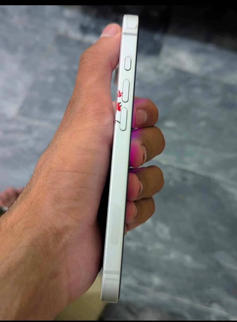 iPhone 16e 3