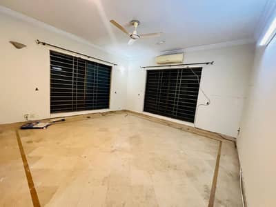G10UPPER PORTION FOR RENT PRIME LOCTION