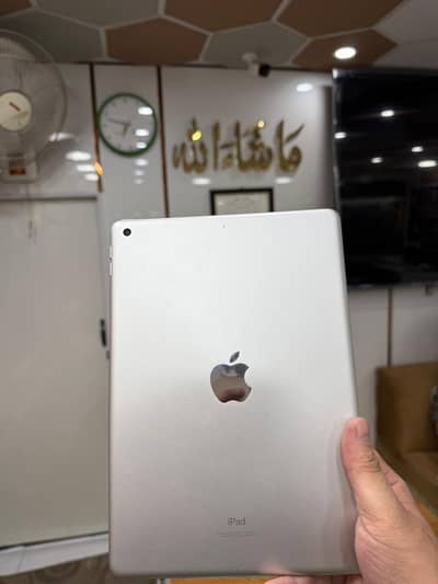 I pad 9th Gen 256 gb 10/10 scratch less