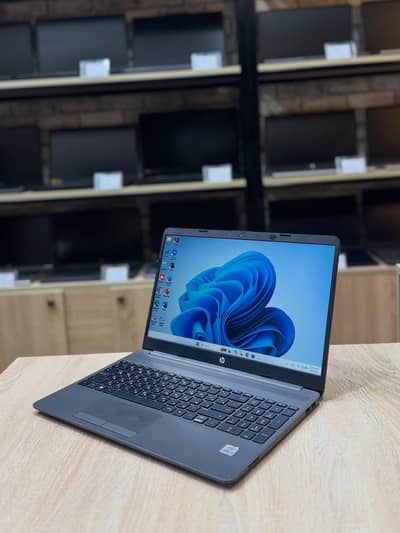 Hp UltraSlim Core i5 7th Generation 8GB Ram / 128GB SSD