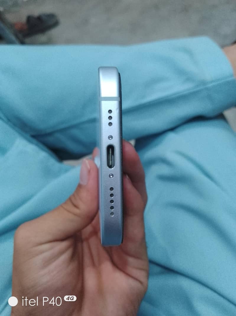 Apple iPhone 15 4