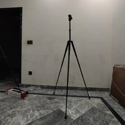 Professional Tripod Ideal for DSLR