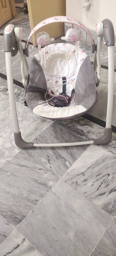 Mastela deluxe portable electric baby swing (10/10 condition)