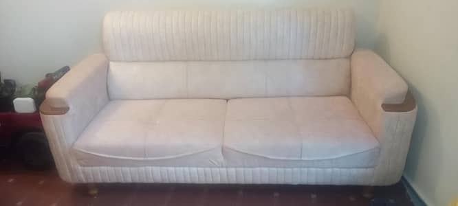 5 seater 3 Months used sofa saet like brand new .