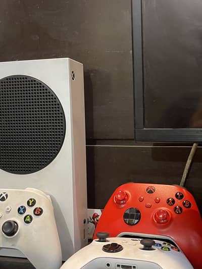 X Box series S - 512GB | with 3 controllers excellent condition