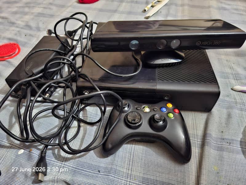 XBox 360 E  with Kinect 0
