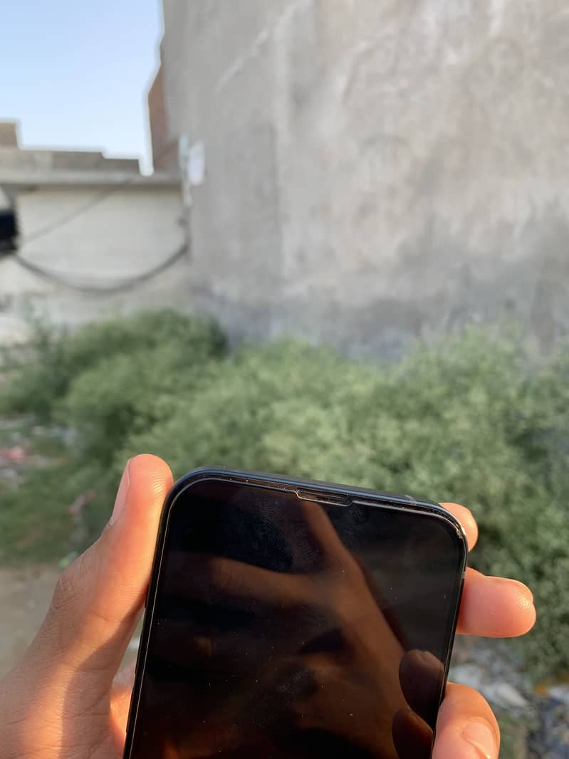 iPhone 13 - 12