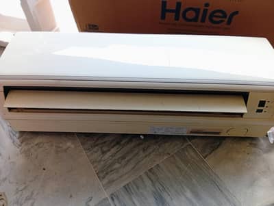 Haier 1 ton split Ac in white colour