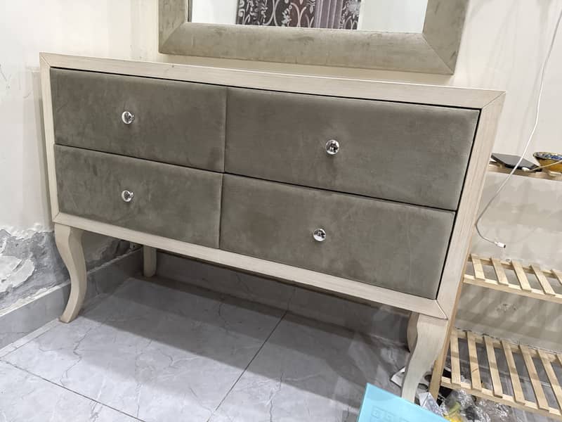 Dressing Table with large mirror 1
