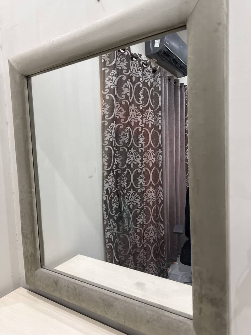 Dressing Table with large mirror 4