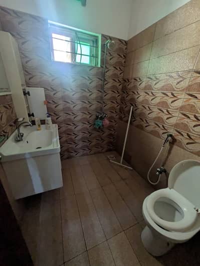 8 MARLA UPPER PORTION FOR RENT IN MILITARY ACCOUNT MAIN COLLEGE ROAD LHR