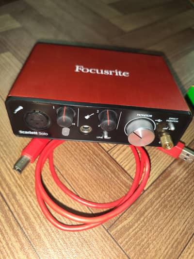 Focusrite Scarlett Solo Behringer U-Phoria UMC22 interface