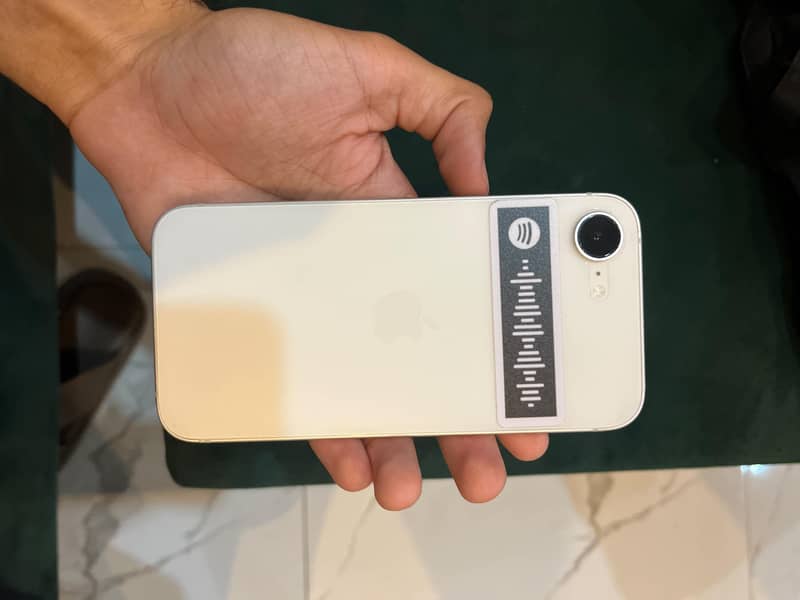 Apple iPhone 16e 2