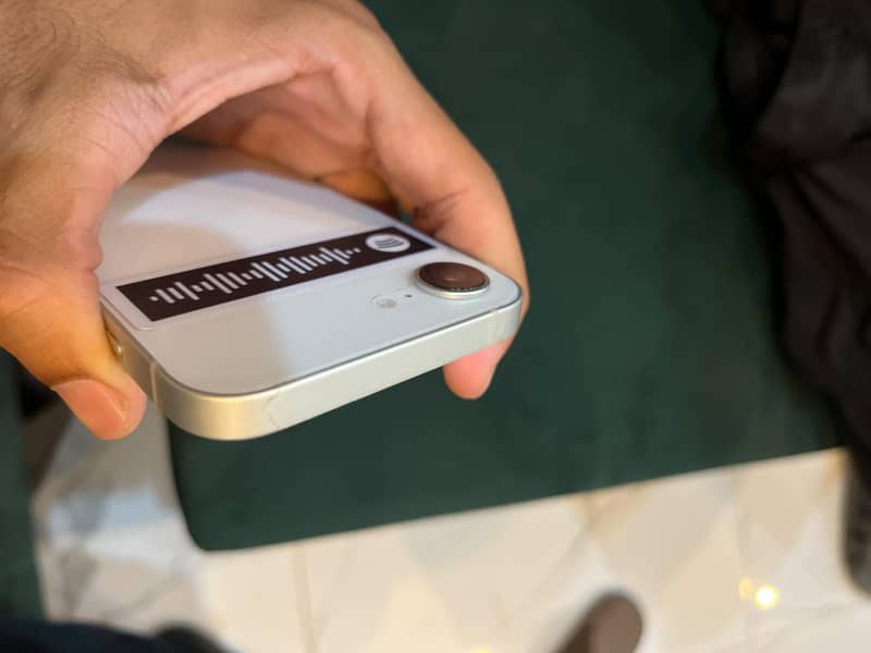 Apple iPhone 16e 1