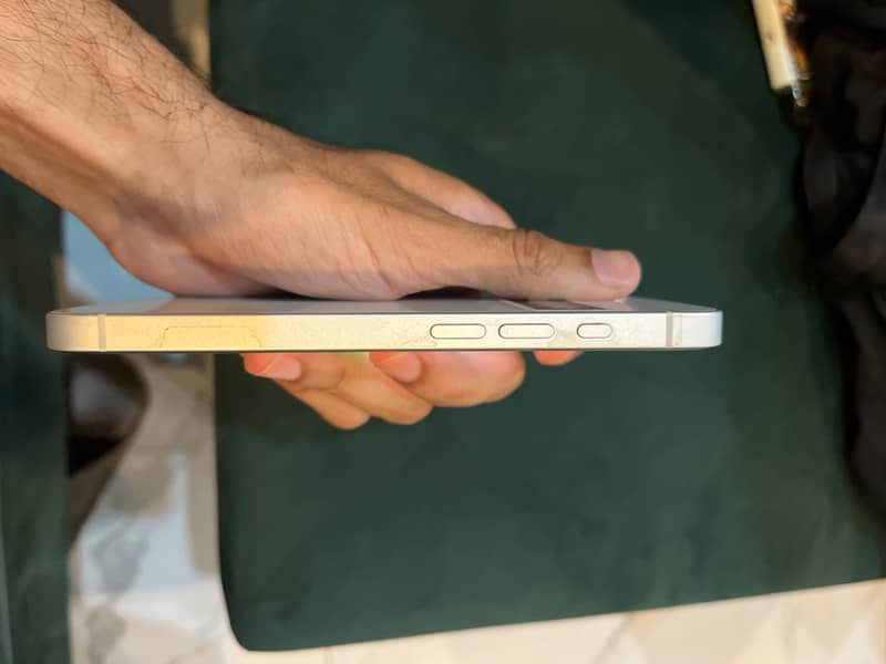 Apple iPhone 16e 3