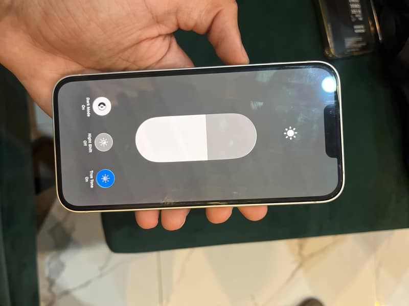 Apple iPhone 16e 4