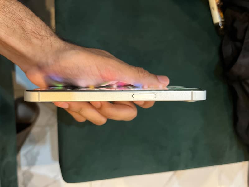 Apple iPhone 16e 5
