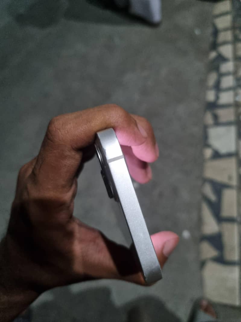 Apple iPhone 13 5