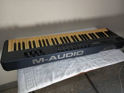 M Audio Oxygen 61 keyboard 