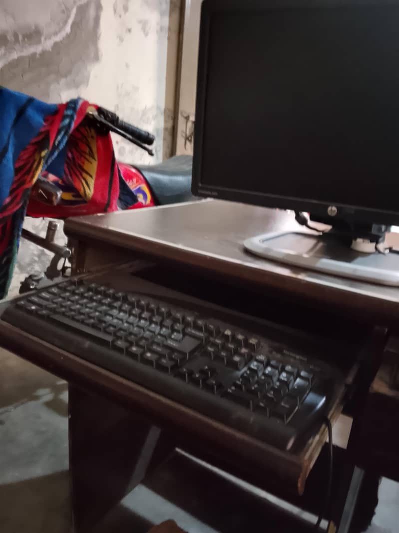 Lenovo computer with table 0