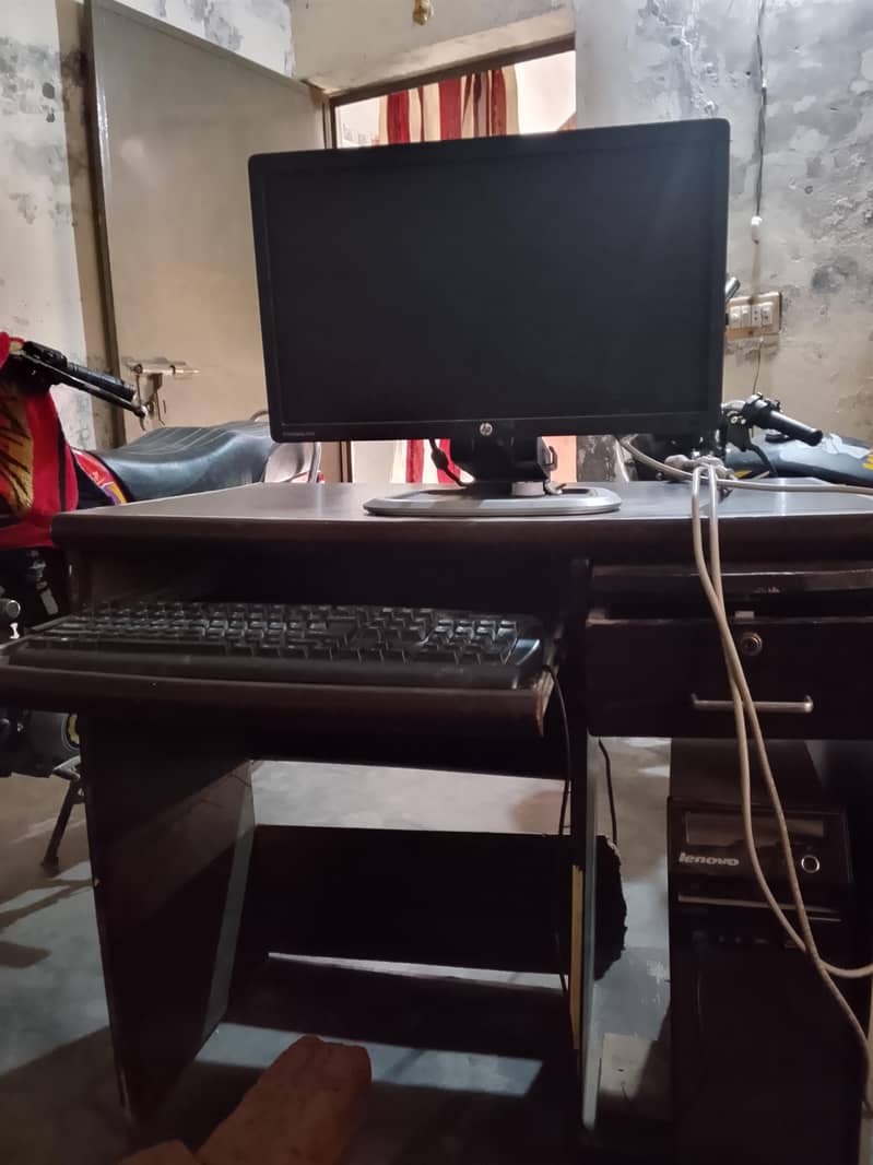 Lenovo computer with table 1