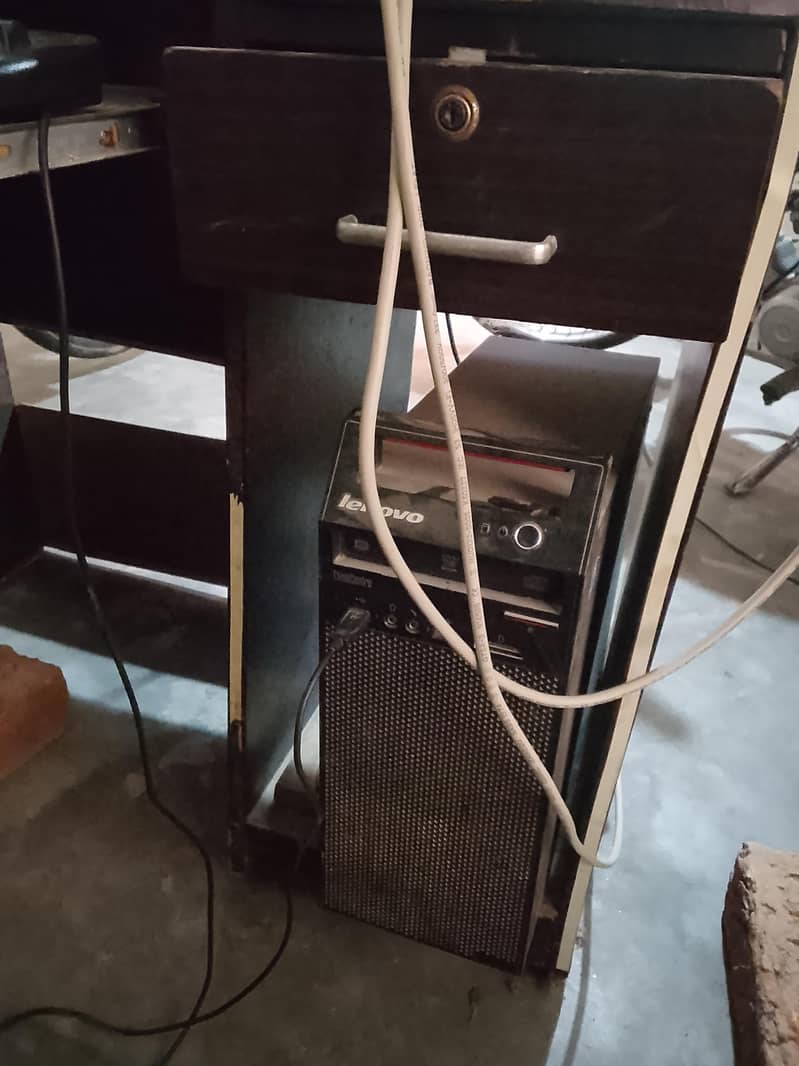 Lenovo computer with table 2