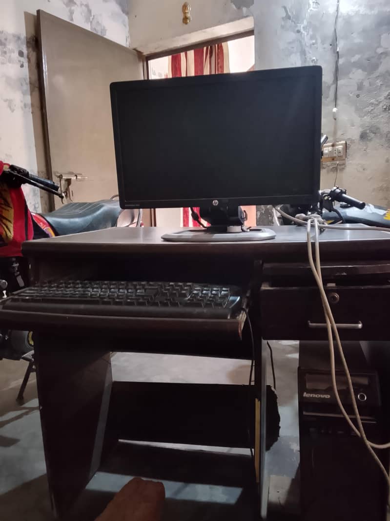 Lenovo computer with table 4
