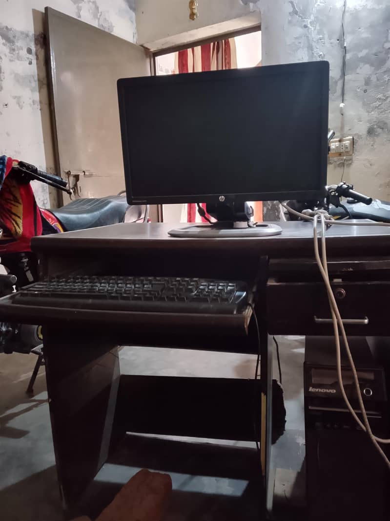 Lenovo computer with table 5