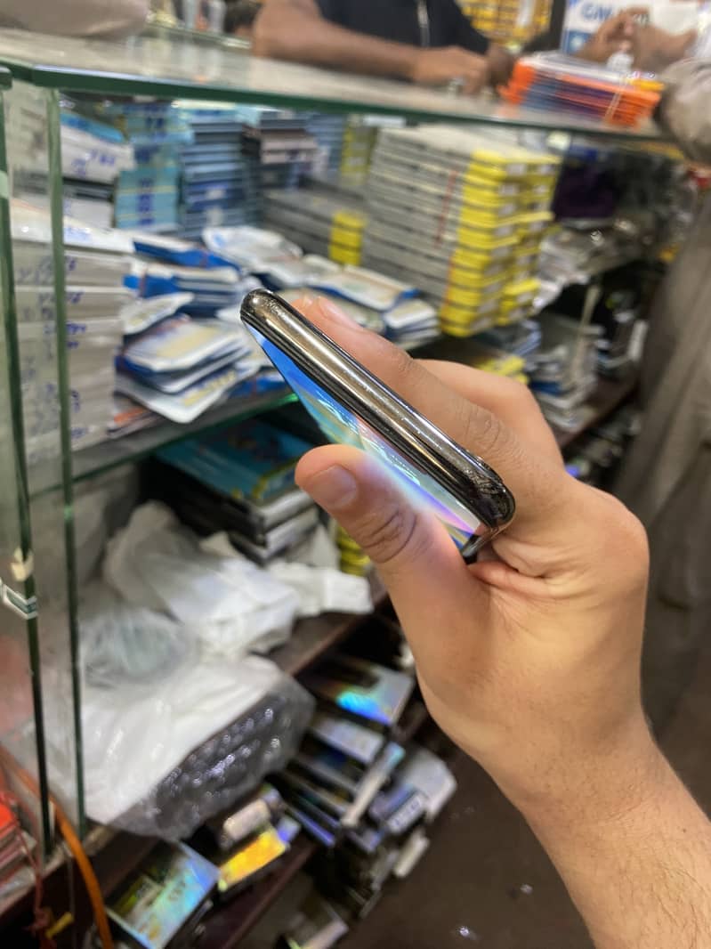 Apple iPhone X 4