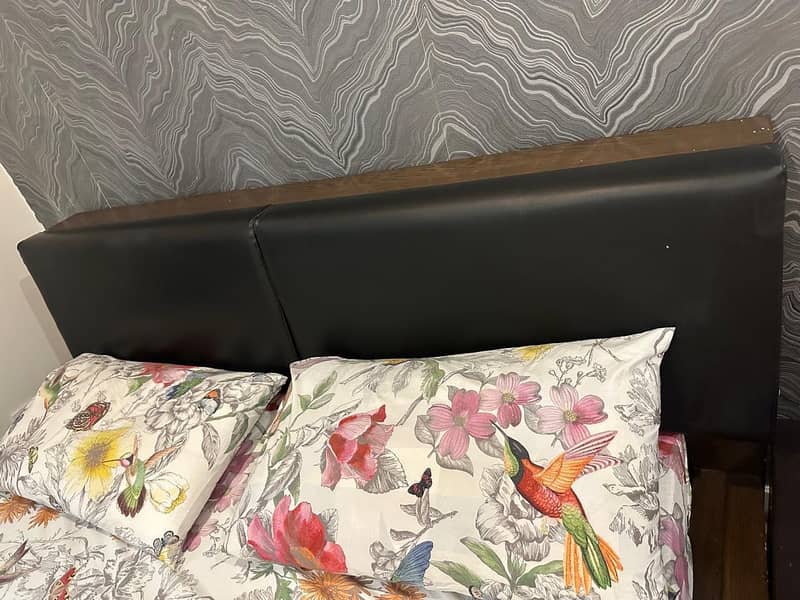 Queen size bed 1
