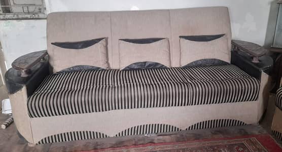 7 Seater Sofa Set 10/8 Condition. Urgent Sale due to Shifting.